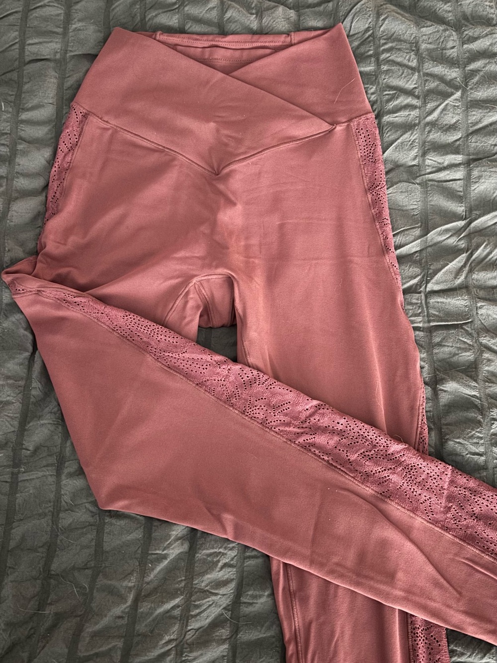 HALARA High-Rise Performance Leggings in Mauve Rose w lace side panels
